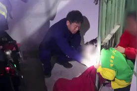 平顶山4岁女童头卡铁栅栏，疼痛难忍哭喊不停，消防现场拆破栅栏视频封面