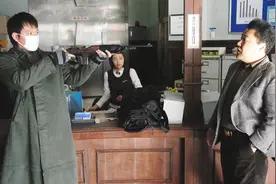 耿直警察演习抢银行，你小子怎么来真的？韩国犯罪片《率性而活》视频封面