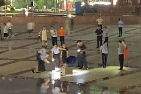 官方通报！安徽一广场突发雷击伤人，致2死2伤，闪电瞬间被拍下视频封面