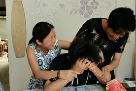 安徽高考男生查分全家一起紧张激动，手抖不停，捶桌子热泪盈眶视频封面