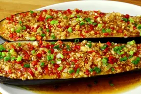 蒜蓉茄子蒸出来更好吃，鲜香入味还不油腻，做法简单几分钟就出锅