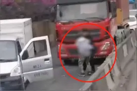 广东两司机在路上对骂后又对打20分钟，致大堵车视频封面