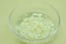 大蒜切碎泡水真厉害，用一次能省好几百，可惜知道的人太少，学学