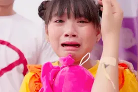 爸爸带回家个漂亮阿姨，每天对女儿都很好，可爸爸一走她就变了视频封面