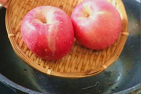 苹果倒进锅里炒一炒，没想到会这么好吃，酸甜酥脆，上桌全部吃光