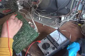 老式电视开机屏幕很白并出现很多扫描线，阿明直接更换这个零件视频封面