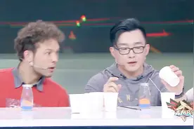 立体沙画家现场简单教学沙画，稍微点播指点就可以，还挺漂亮