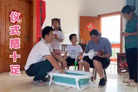 外婆接连给红包，帮宝宝洗澡的仪式感十足，阿金学到很多带娃技巧视频封面