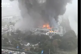杭州一塑料仓库起火  过火面积上千平道路窄扑救难度大视频封面