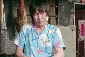 众人让小龙去煮菜，不慎把壁虎掉进菜里，王平凡要派人去收殡仪馆