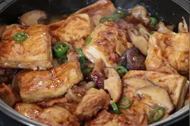 香菇炖豆腐的做法，学会这一招豆腐鲜嫩入味，太好吃了视频封面