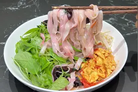 河南人夏天爱吃的蒜汁捞面条，做法简单清爽开胃，家家户户都喜欢