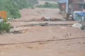 广东清远雨水漫出河道，汽车变“船”漂在水中摇晃不止视频封面