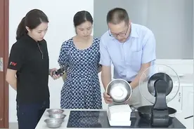 这款做菜机器人和星级饭店厨师打擂台 烹饪菜肴的结果出人意料！ 视频封面