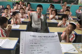 男孩考100分秒变“大哥”走出六亲不认步伐 全班鼓掌欢呼为他庆祝视频封面