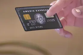 穷女孩拿着丈夫给的黑卡去购物，看着衣服价格却不敢花视频封面