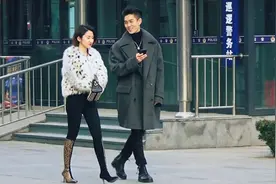 三里屯街拍：真皮过膝长靴挺阔不掉筒，美女们穿出来更自信更帅气视频封面