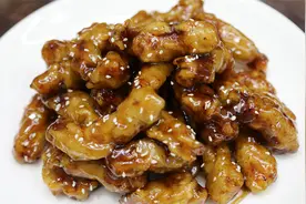 大厨教你糖醋里脊的老式做法，外酥里嫩酸甜爽口，调糊油炸有技巧