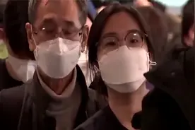华裔女护士不顾家人反对，毅然加入美国一线，为最美“逆行者”视频封面