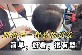 中年女性剪了一款两边不一样的短发，简单又有型，这款发型很流行
