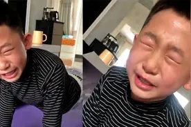 男孩与爸爸打赌，平板撑20分钟就能随意购物，爸爸被儿子上了一课视频封面