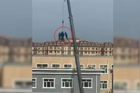 黑龙江4名工人乘吊车完成空中转移，目击者：脚下就钢板视频封面