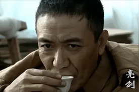 亮剑：李云龙酒瘾真大，拄着双拐也要去偷偷喝酒视频封面