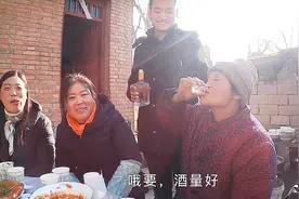 农村爸爸给宝宝办满月酒，菜色满满的，老奶奶喝起酒超豪爽视频封面