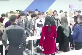 “被喂饺子的蔡徐坤”真幸福，简直萌到炸裂！视频封面