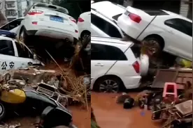 宜宾暴雨致城区内涝，多处车辆被淹，积水退去车辆垒成“车山”