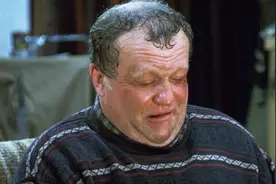 男子全身长满了红疹，肚子还出现诡异胎动，直接拉出来一个外星人视频封面