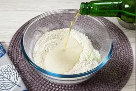 只需将啤酒加入面粉中，面包就准备好了。美味面包的新配方。