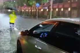 暴雨中佛山最美女警走红！徒步涉水测水位，开路疏导被困车辆视频封面