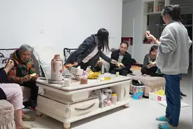 家里来了贵客，姑娘拿出的这两种水果招待，客人直夸好吃却不认识视频封面