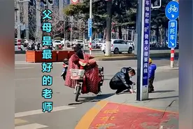 山西小孩儿当街大便，妈妈徒手清理，目击者：父母是最好的老师视频封面