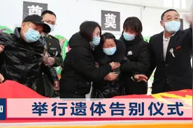 21岁边防战士冰河救人牺牲，母亲本强忍悲伤，抱孩子衣服突然泪崩视频封面