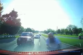 美国7岁男孩独自开车上路“逆行撞车” 行车记录仪拍下全过程!视频封面