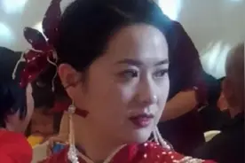 青岛“国泰民安脸”新娘走红，网友质疑彩礼，新郎身份揭秘视频封面