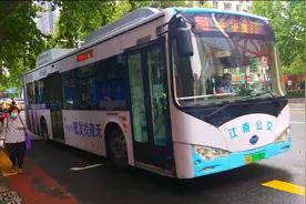 坐南京100路公交车，实拍雨花西路中山南路中山路漂亮街景视频封面
