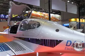 全球首款油电混合动力飞机首展：航空时代是否已经来临？视频封面
