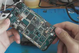 手机内存什么模样？拆出主板一探究竟，一番操作变成U盘视频封面