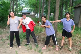 短剧：小七要去城里上学，把最心爱的玩具送给小伙伴，结局太逗了视频封面