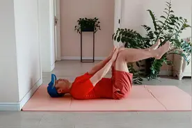 腰椎间盘突出的，坚持2个椎间释放动作，稳定腰椎简单实用！视频封面