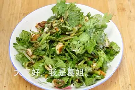 葱和香菜这样一切一拌，爽口开胃，越吃越想吃！