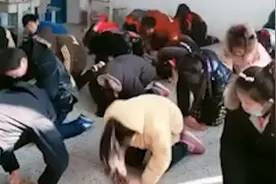 "这是给你父母跪的"安徽一老师课间进行孝道教育，和学生相互跪拜