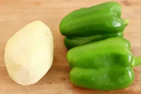 一个土豆，两个青椒，简单一做，鲜香入味，好吃不腻，家人超爱吃