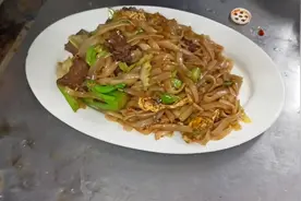 广东大厨原来是这样炒河粉的，难怪不碎不粘锅，网友：终于学会了视频封面
