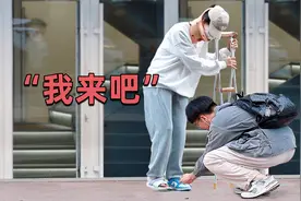 看到受伤的女孩鞋带开了，有人停下了脚步视频封面