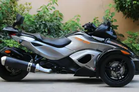 起售价不足5万的庞巴迪倒三轮，豪华程度堪比汽车，回头率高视频封面