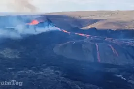 沸腾的火山岩浆，宛如一条条红色长龙，流向大地视频封面